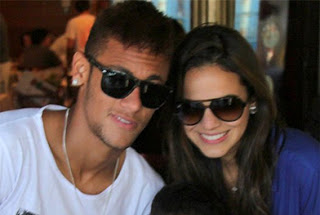 Neymar e Bruna Marquezine visitam igreja evangélica