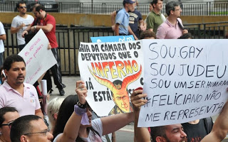 Manifestantes protestam contra pastor Marco Feliciano em várias cidades