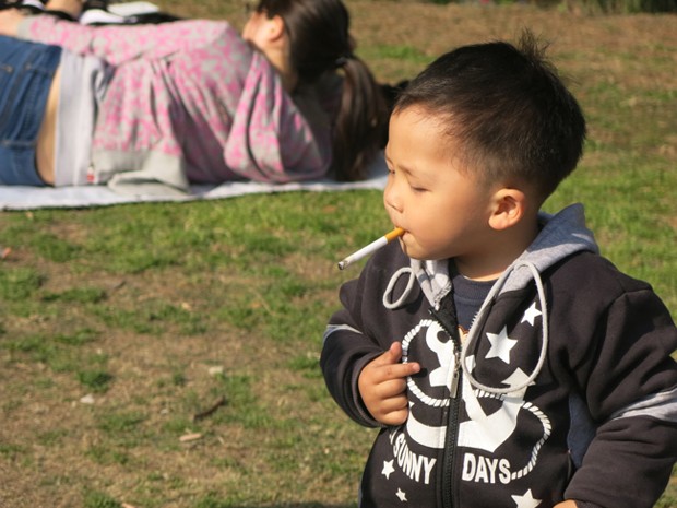 Mãe é vista acendendo cigarro para bebê em parque. Veja as fotos