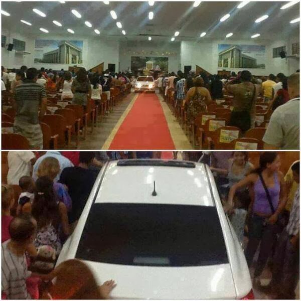 Bispo da Universal entra com carro importado dentro da igreja