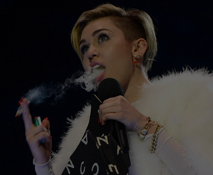 Polêmica: cantora acende cigarro de maconha no palco e assusta fãs