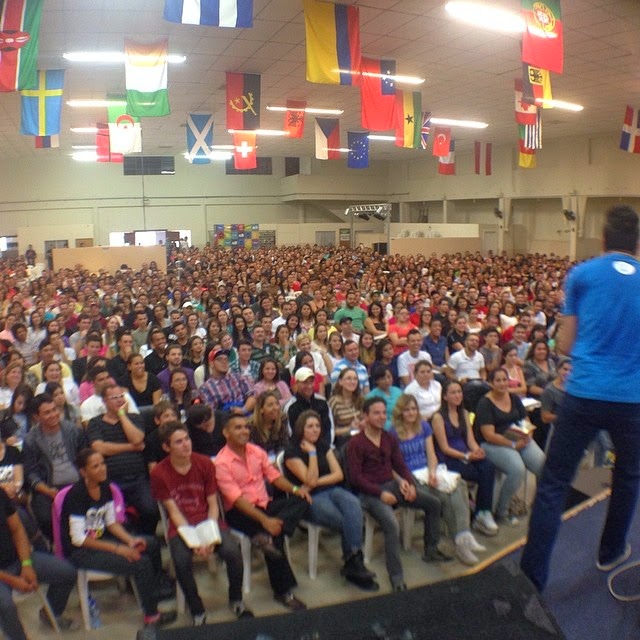 Seminário Loucos Por Jesus  reúne milhares de jovens em Curitiba