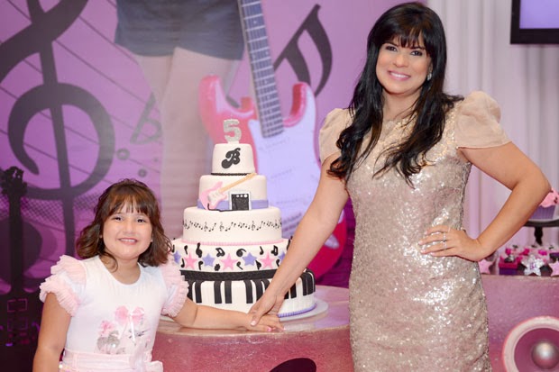 Mara Maravilha comemora aniversário com filha de Regis Danese