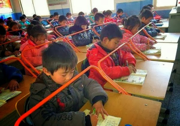 Escola na China coloca barras de ferro na mesa do aluno