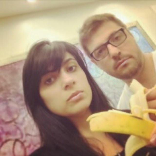 Fernanda Brum e Emerson Pinheiro comem banana contra racismo