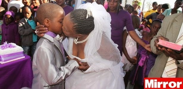 Atendendo pedido de mortos, menino de 9 anos se casa com mulher de 62