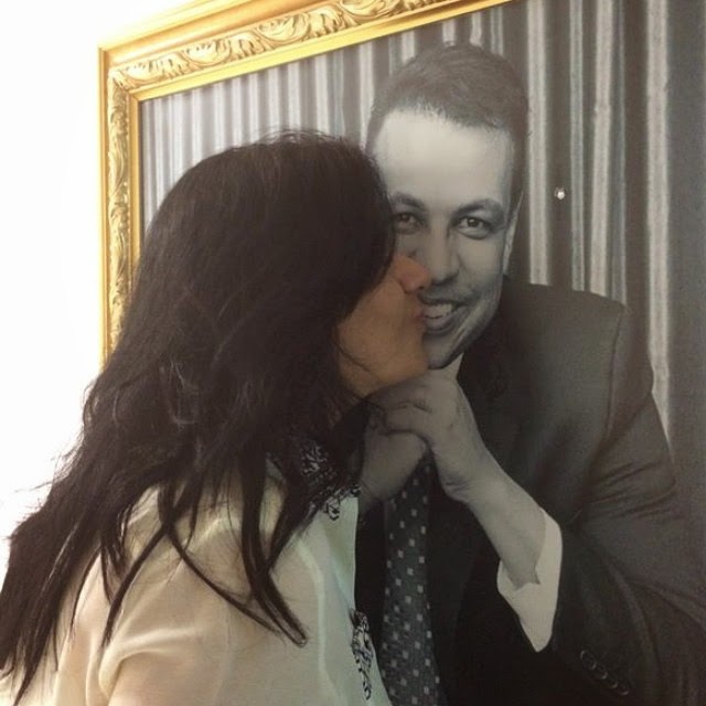 Com saudades, esposa de Renê Terra Nova beija foto do marido