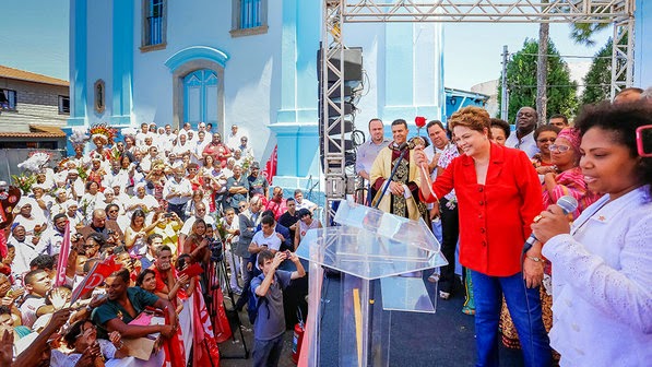Mulher pede Dilma em casamento durante comicio