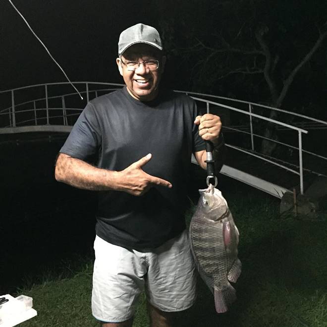 Pr. Josué Gonçalves pesca tilápia de 3,5 kg