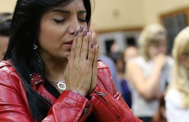 Cantora Eyshila pede orações pelo pastor Josué Gomes
