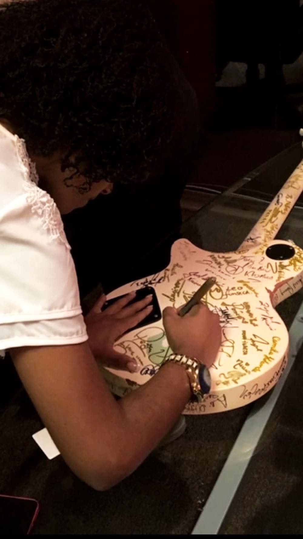 Kemilly Santos assinando a guitarra da Sony