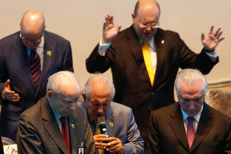 Pastores orando pelo presidente Michel Temer/ Walter Rosa - Folhapress 