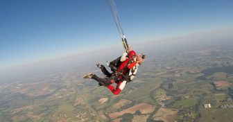 Dayan Alencar saltando de para-quedas (Reprodução:Instagram)