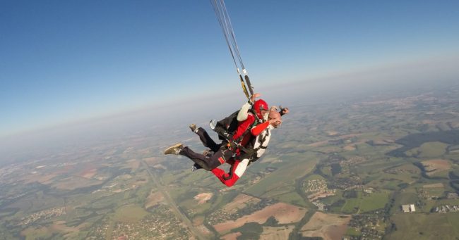 Dayan Alencar saltando de para-quedas (Reprodução:Instagram)