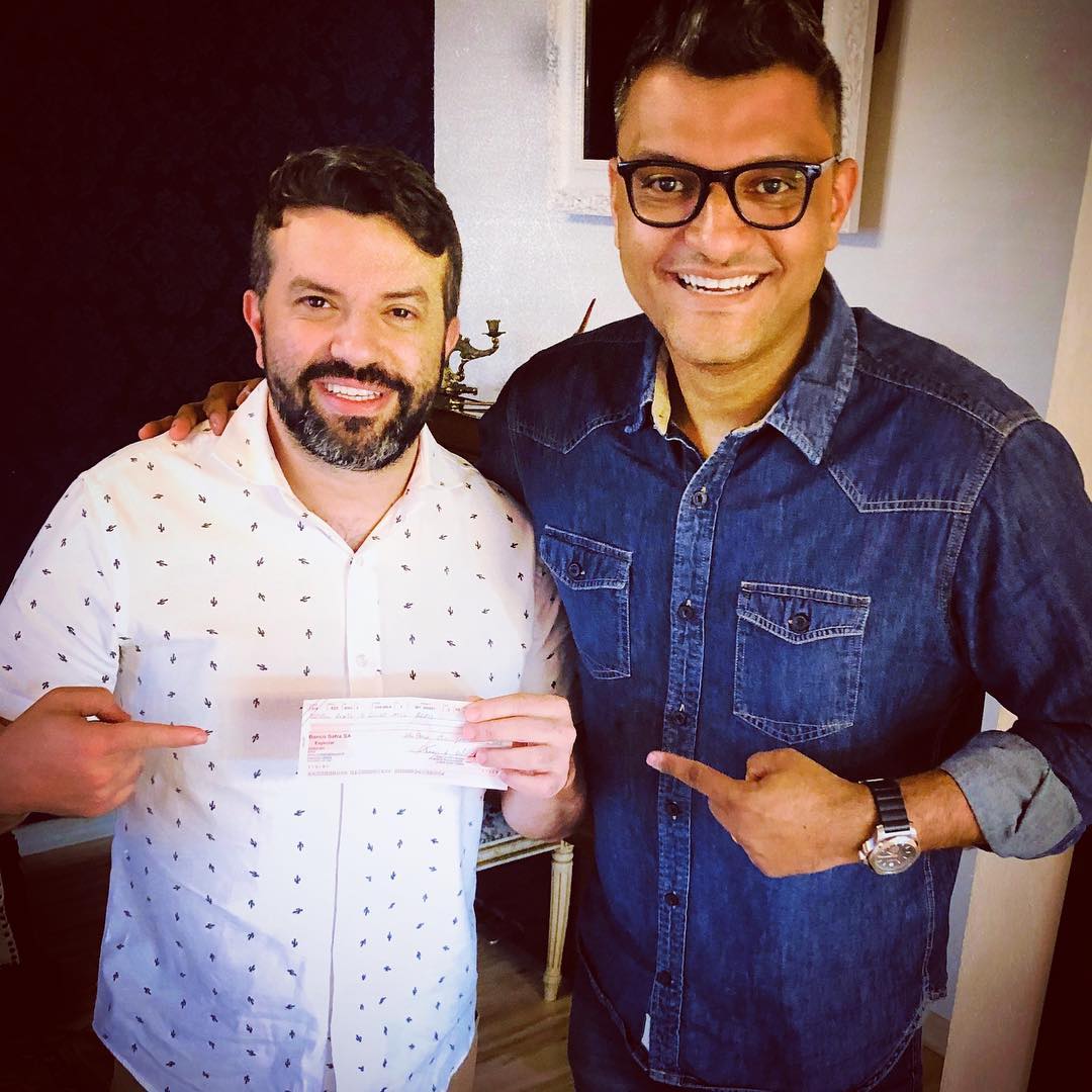 Pastor Tiago Brunet entregando cheque (Reprodução:Instagram)