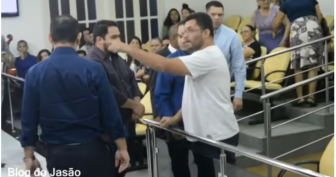 Momento em que homem invade culto