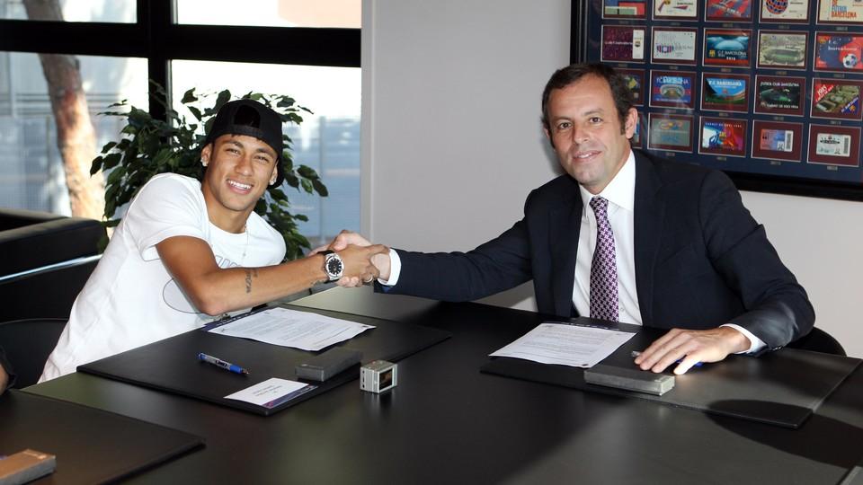 Neymar assina com Barcelona (Foto/reprodução)