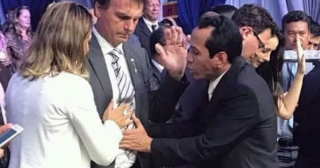 Pastor orando pelo abdômem de Bolsonaro (Reprodução)
