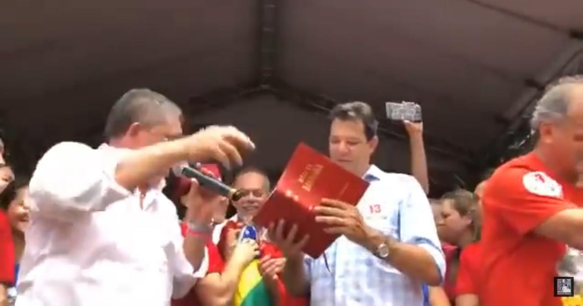 Momento da entrega da Bíblia Sagrada (Reproduçã