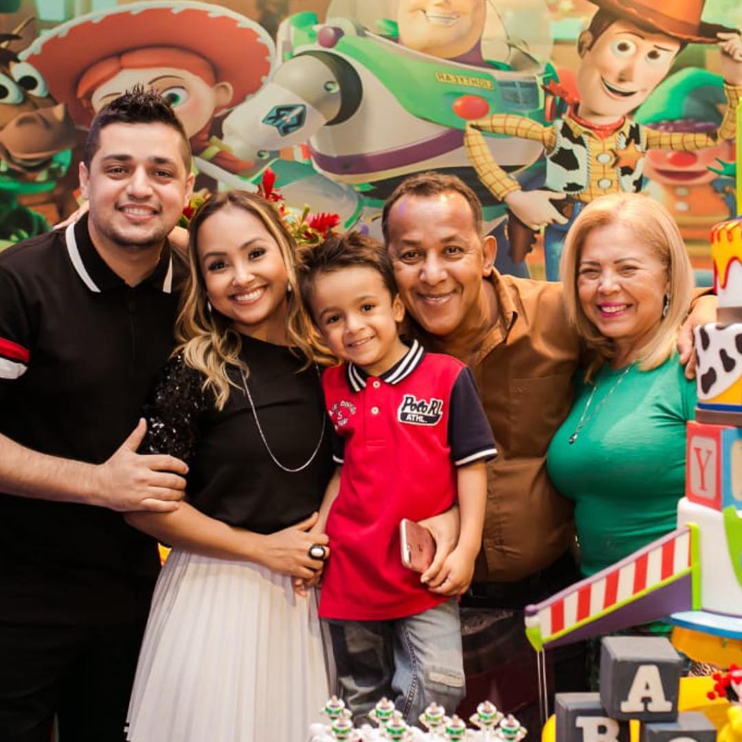 Bruna Karla ao lado da família
