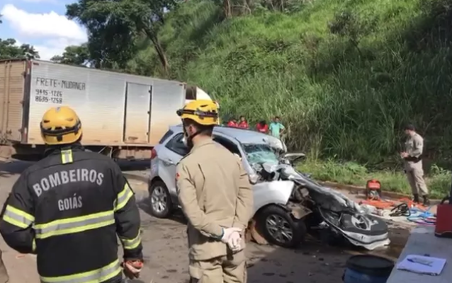Acidente entre carro e caminhão na GO-222, em Anápolis (Repdrodução Lys Mendes/ TV Anhanguera)