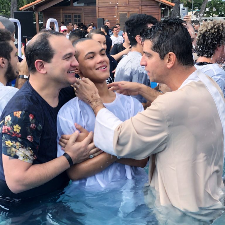 Cantor Davi Sacer, Breno, e o pastor Josué Valendro Jr. (Reprodução Instagram)