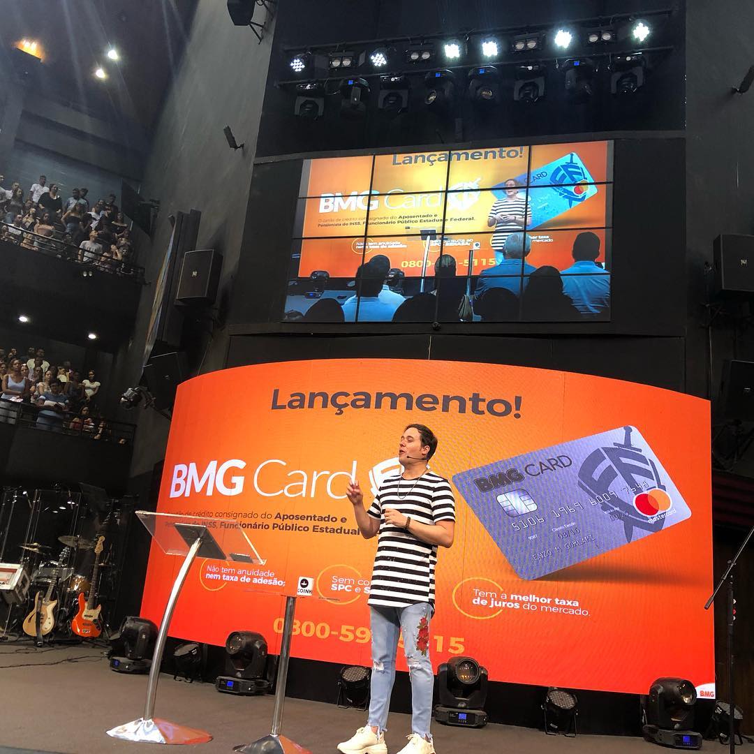 André Valadão fazendo publicidade no templo da Lagoinha