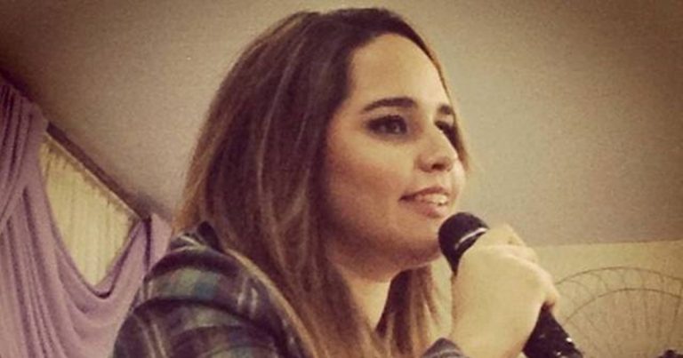 Ex-cantora gospel Perlla posta foto nua, na cama com o marido