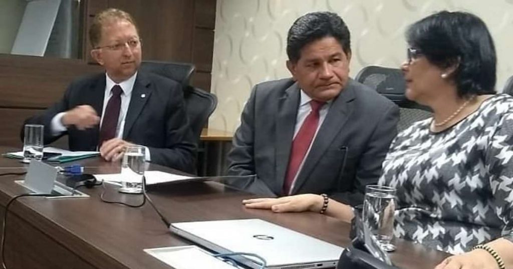 Ministra Damares Alves recebendo o pastor Gilmar Santos