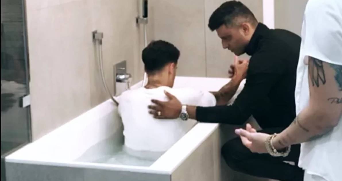 Tiago Brunet é criticado por batizar jogador de futebol em uma banheira