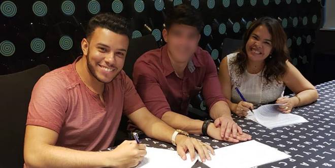 Katia e Edgar em assinatura de contrato com a Som Livre