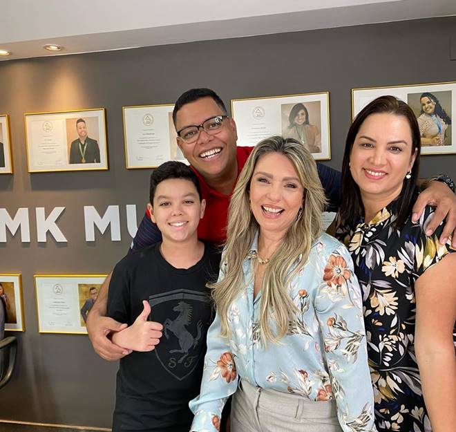 Anderson Freire e a família ao lado de Marina de Oliveira - Reprodução