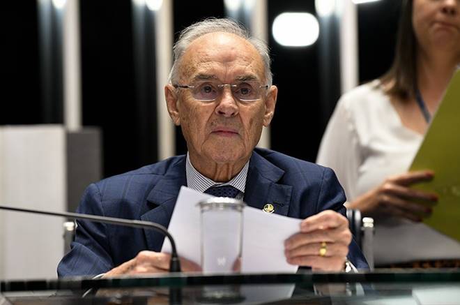 Família do senador Arolde de Oliveira toma medida radical após sua morte por Covid-19