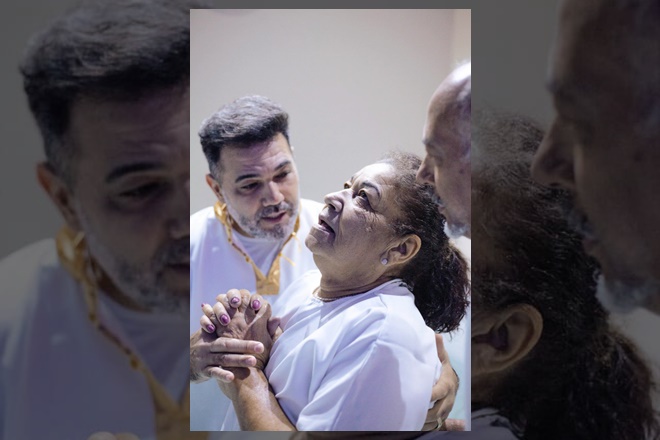 Pastor Marco Feliciano batizando sua mãe