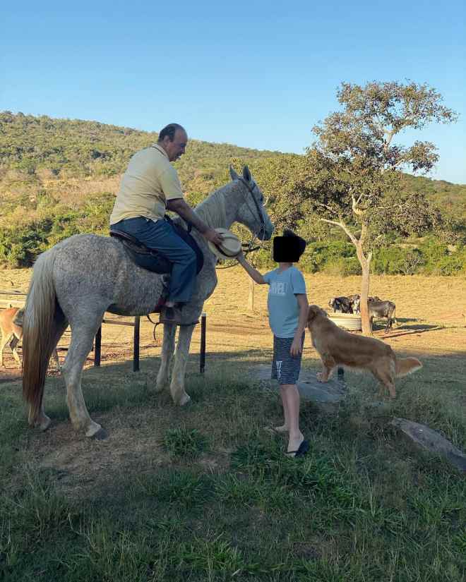 Mario de Oliveira montado em um cavalo de raça em sua fazenda