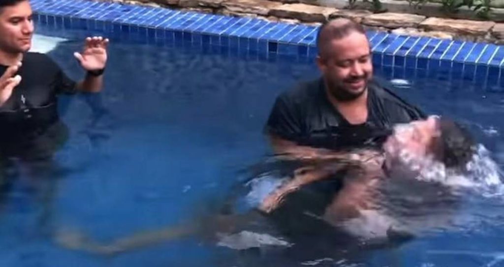 Fernandinho batiza os filhos (Reprodução)