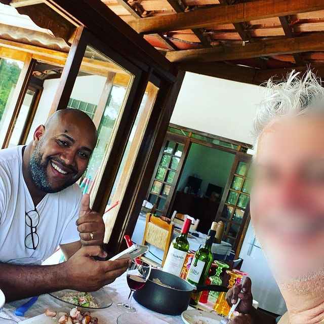 Gerson Rufino tomando vinho