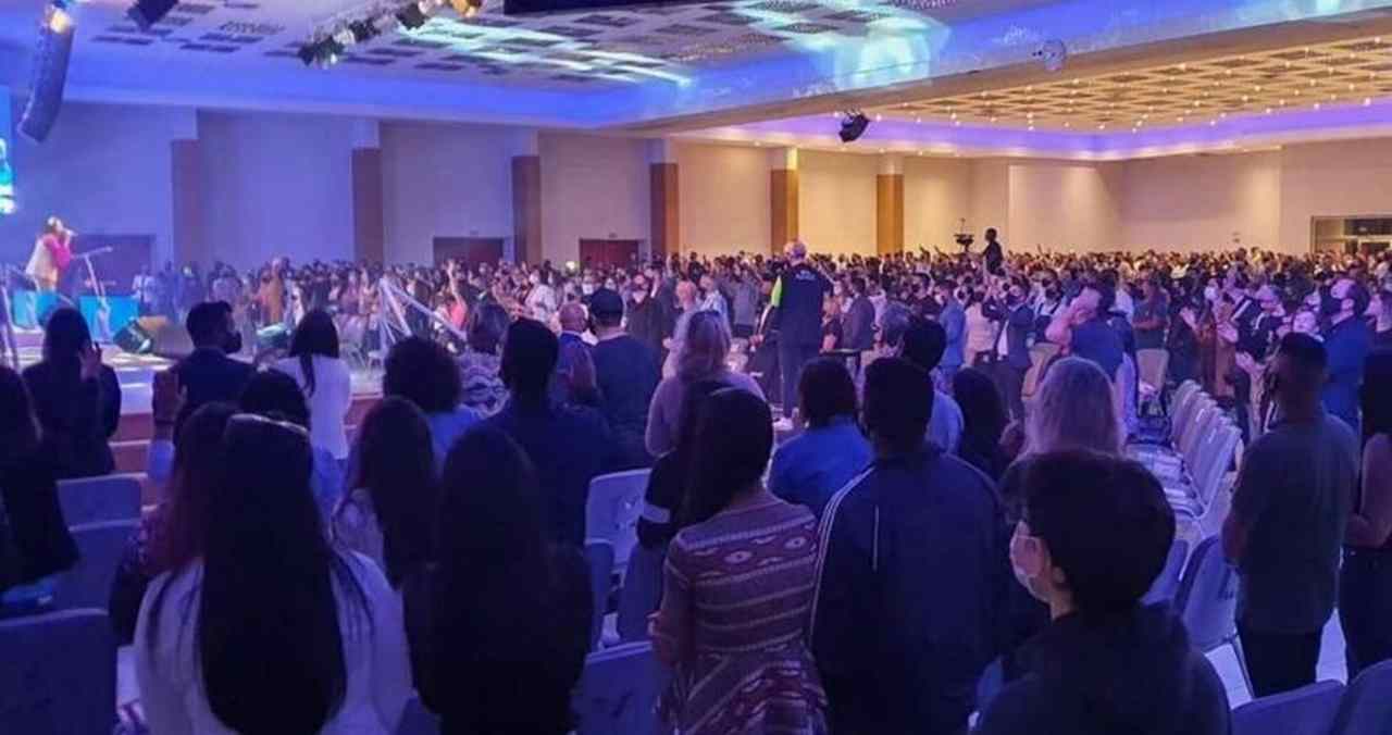 Um dia após culto ser interditado, Malafaia reúne milhares de fiéis no PR