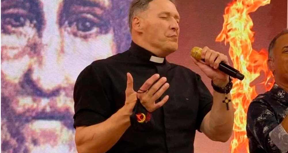 Padre Marcelo Rossi muscoloso