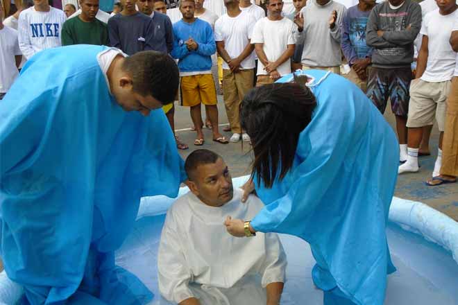 Padre sendo batizado