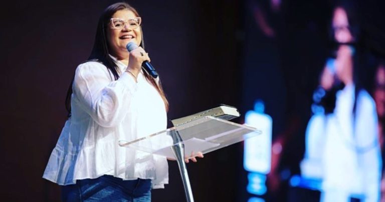 Cantora gospel Midian Lima é ordenada pastora por Silas Malafaia
