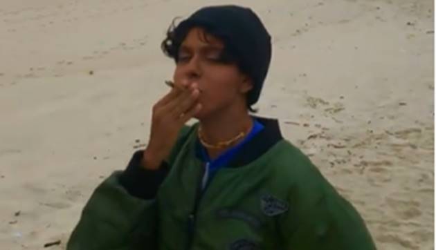 Em vídeo fumando maconha, Jotta A pede ‘fora Bolsonaro’