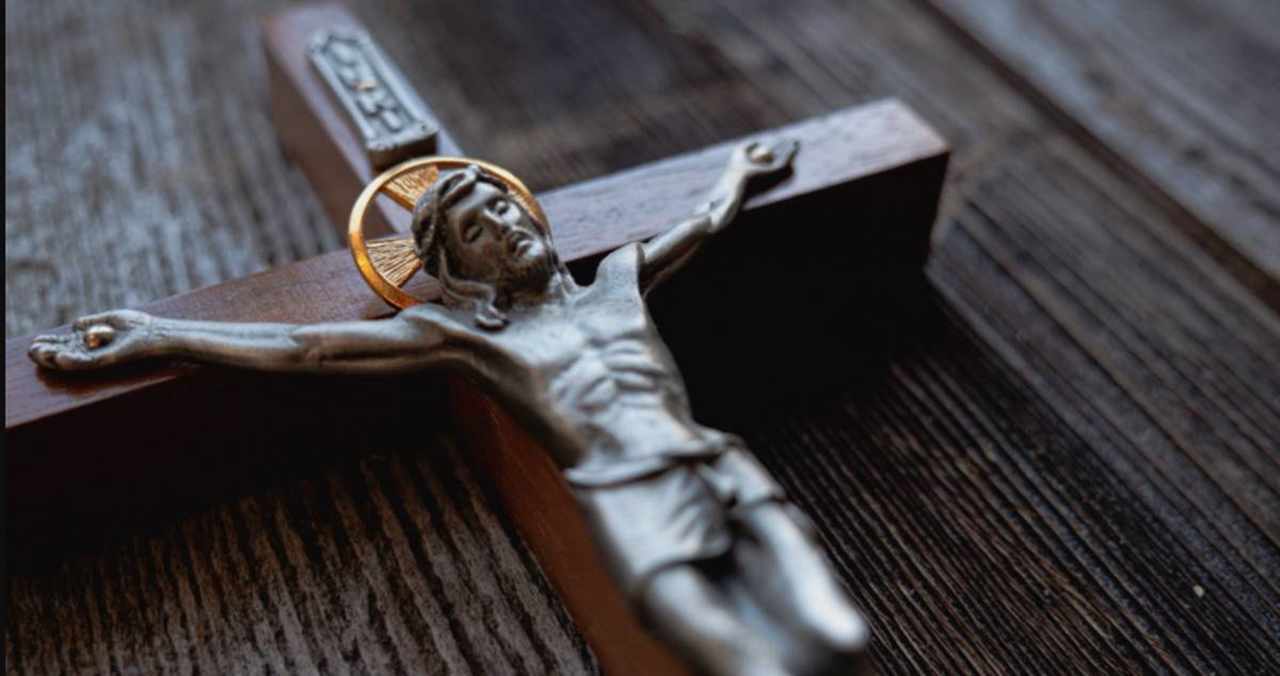 Na França, freiras usavam crucifixos para estuprarem crianças