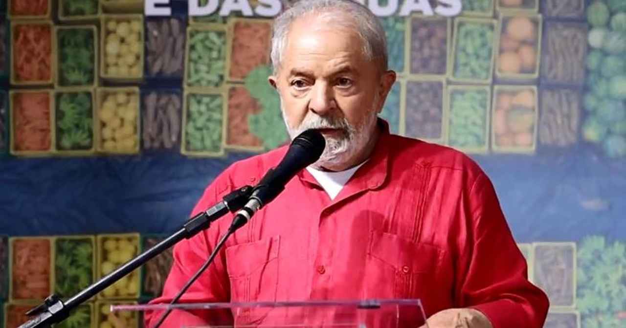 Tentando se aproximar de evangélicos, Lula diz que assistia cultos na prisão