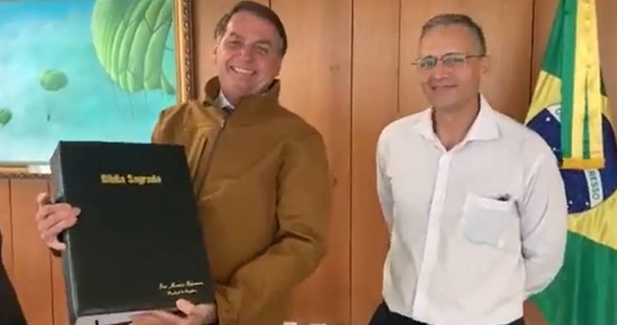 Presidente Jair Bolsonaro ganha Bíblia escrita à mão 