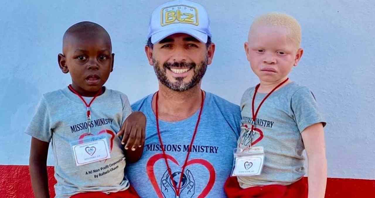Cantor gospel abandona vida de luxo para ajudar crianças na África