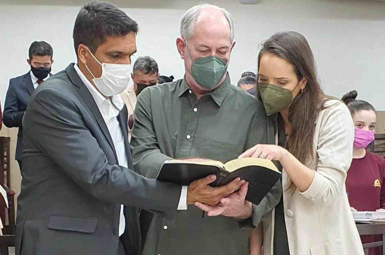 Cabo Daciolo leva Ciro Gomes para culto evangélico e é criticado na web