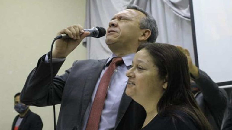 Pastor Carvalho Junior diz que esposa sofreu lesão cerebral após tomar vacina
