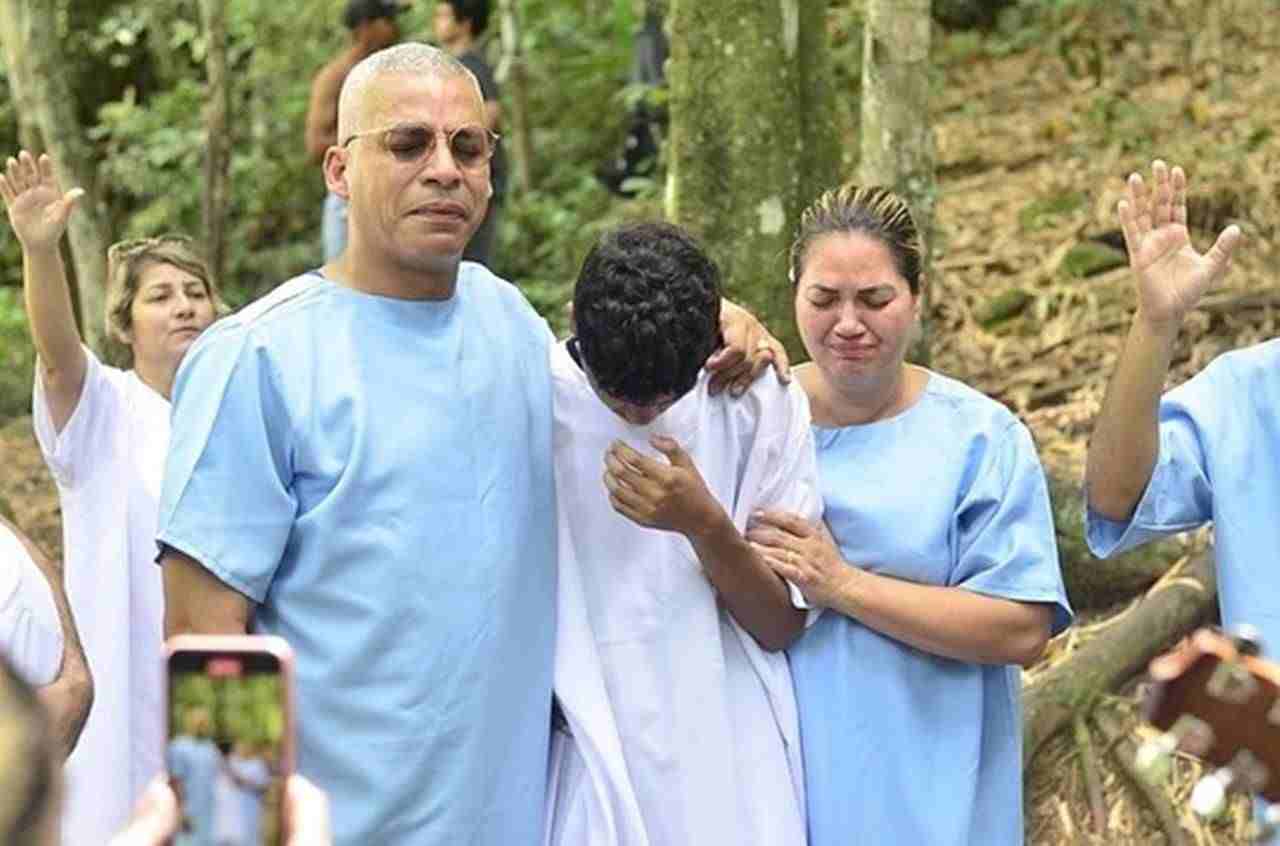 Pastor Junior Trovão se emociona ao batizar o filho