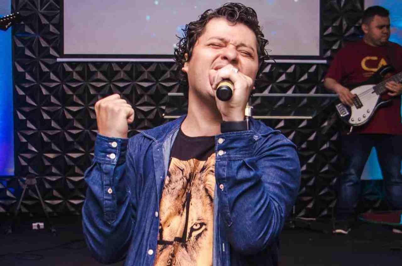 Após humilhar músicos em igreja, cantor Klev Soares grava vídeo pedindo perdão